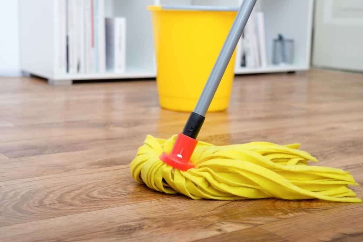 Cleaning laminate floors