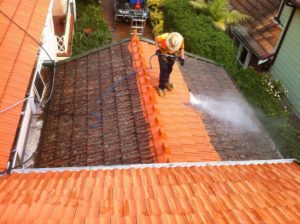Cleaning roofs with a pressurewasher